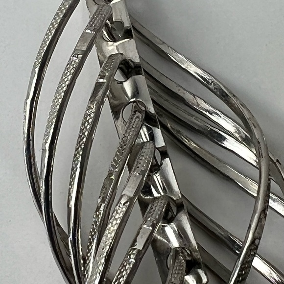 Cute Continuous Dangling Silver Tone Leaves Pierced Earrings - Picture 4 of 16